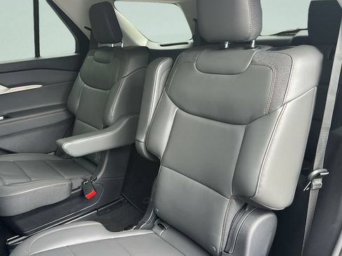 Used 2025 Ford Explorer Active w/ Active Comfort Package RWD image 30