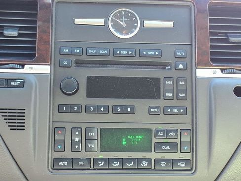 Used 2006 Lincoln Town Car Signature image 6