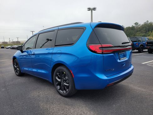 New 2026 Chrysler Pacifica Select image 8
