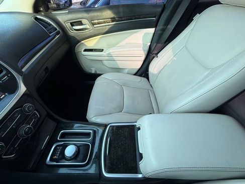 Used 2018 Chrysler 300 Limited image 19