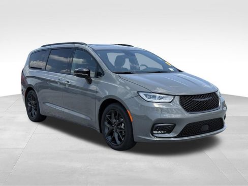 Used 2025 Chrysler Pacifica Limited FWD image 26
