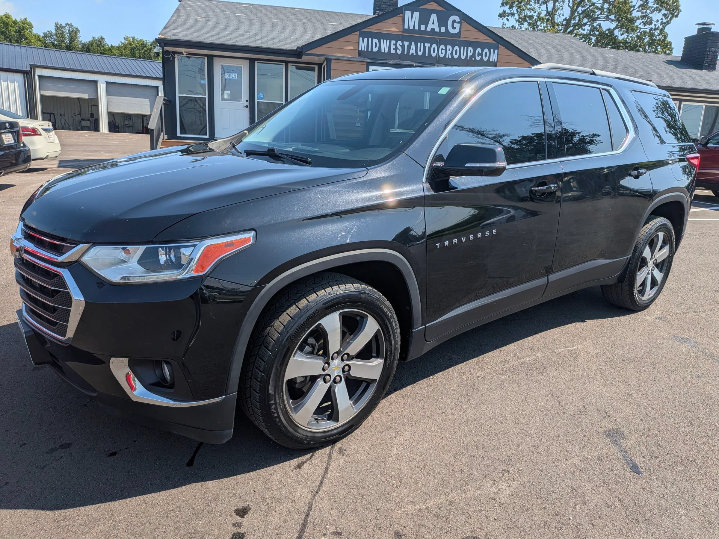 Used 2019 Chevrolet Traverse LT w/ LT Premium Package FWD image 2