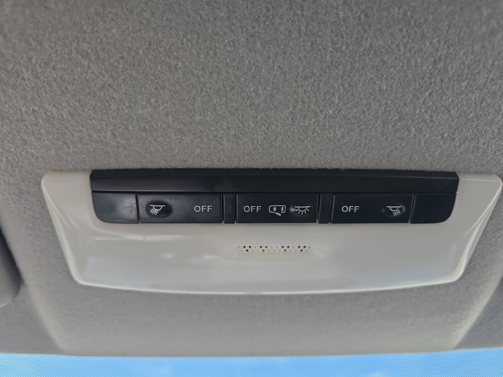 Used 2018 Nissan Kicks SR FWD image 27