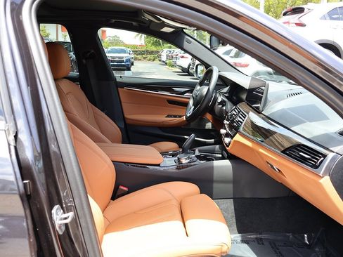 Used 2023 BMW 530e w/ Premium Package image 31