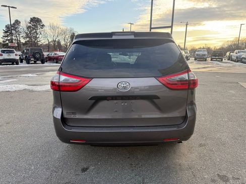Used 2020 Toyota Sienna L image 7