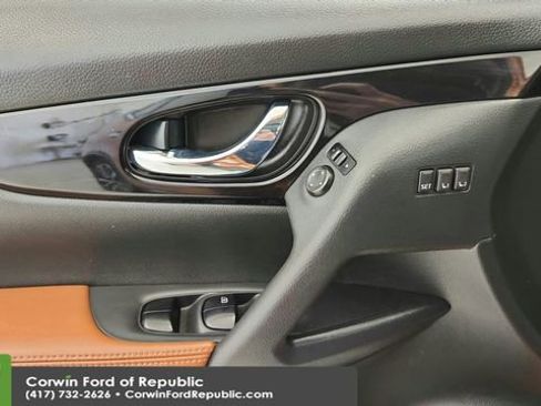 Used 2018 Nissan Rogue SL w/ Premium Package image 22