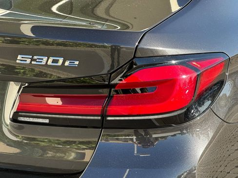 Used 2023 BMW 530e w/ Convenience Package image 32
