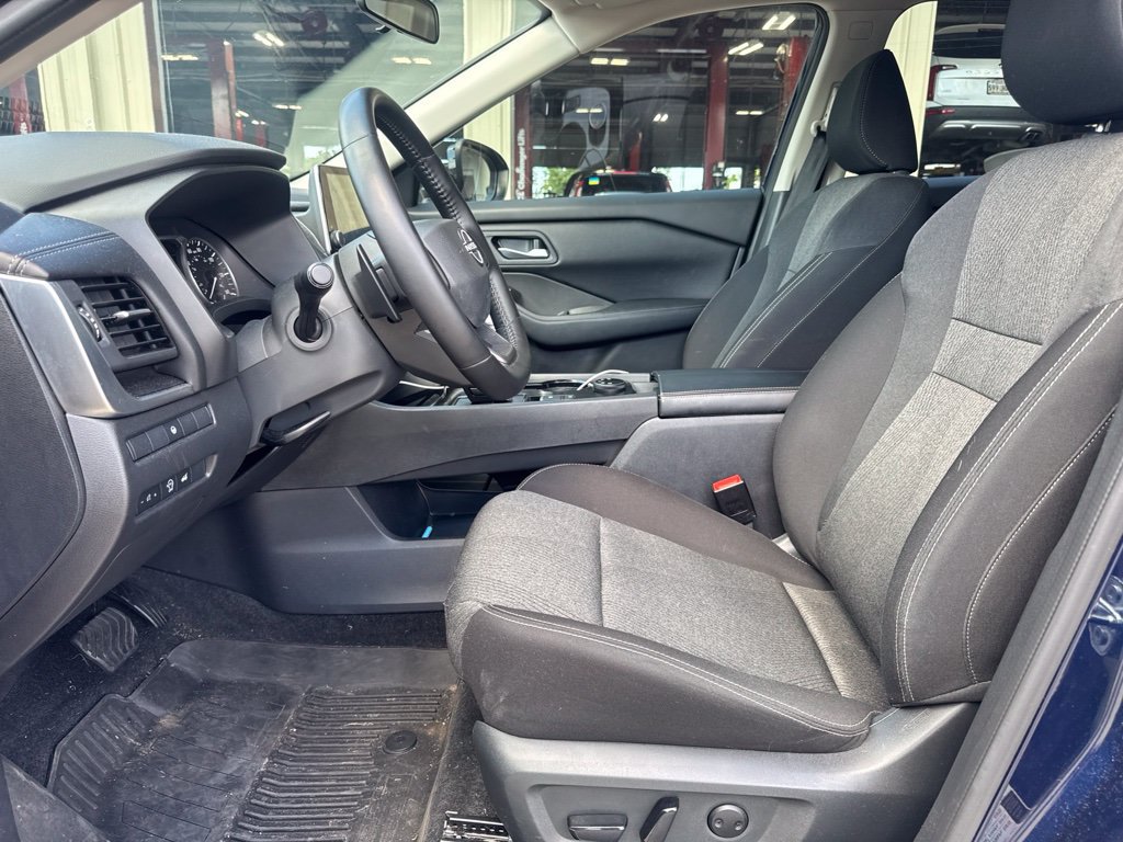Used 2025 Nissan Rogue SV AWD/4WD image 18