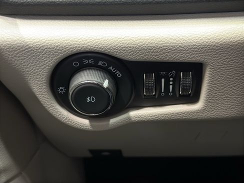 Used 2023 Chrysler Pacifica Touring-L FWD image 32