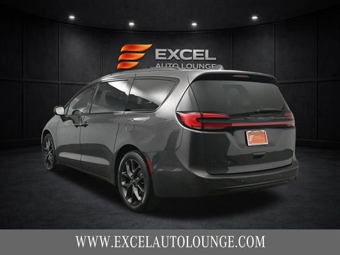 Used 2022 Chrysler Pacifica Touring-L w/ Uconnect Theater Family Group image 4