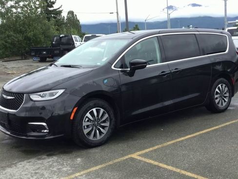 Used 2024 Chrysler Pacifica Select image 4