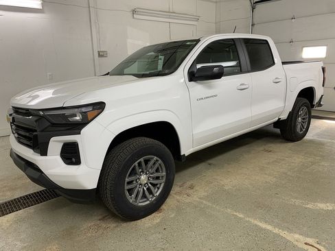 New 2024 Chevrolet Colorado LT w/ LT Convenience Package III image 3