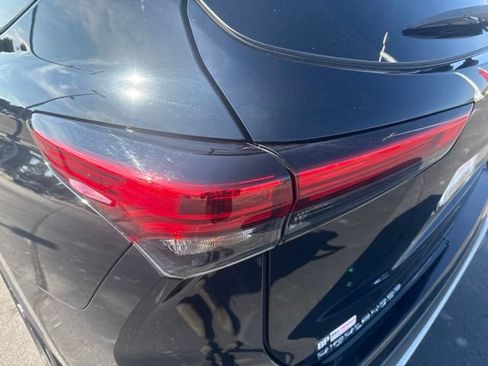 Used 2022 Toyota Highlander XSE FWD image 10