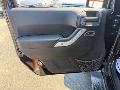 Used 2015 Jeep Wrangler Unlimited Sahara w/ Connectivity Group AWD/4WD image 18