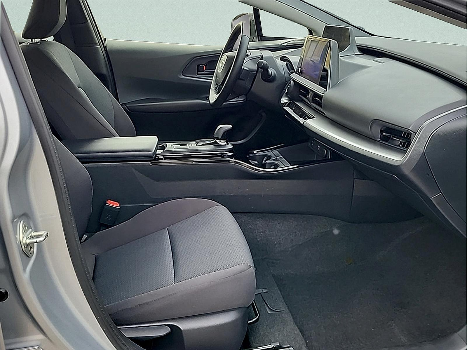 Used 2025 Toyota Prius LE FWD image 10