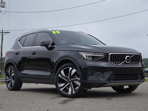 Used 2023 Volvo XC40 B5 Plus w/ Driver Assist Package AWD/4WD image 2