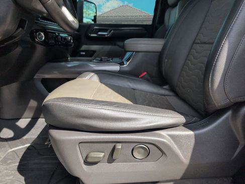 Used 2024 Chevrolet Silverado 2500 ZR2 w/ Technology Package image 11