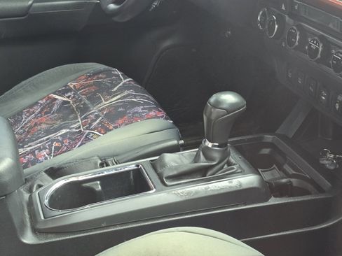 Used 2017 Toyota Tacoma TRD Sport image 17