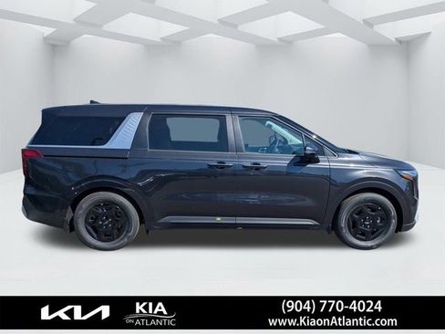 New 2026 Kia Carnival FWD image 2