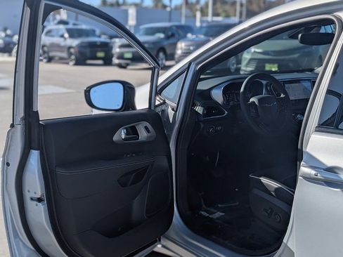 New 2026 Chrysler Pacifica Limited w/ S Appearance Package image 9