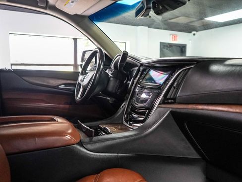 Used 2017 Cadillac Escalade Luxury AWD/4WD image 13