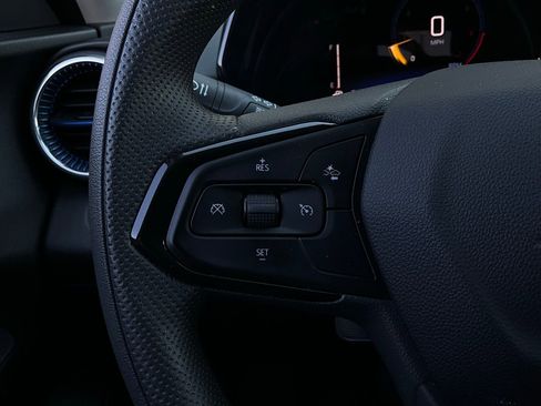 Used 2025 Chevrolet Trax LT image 32