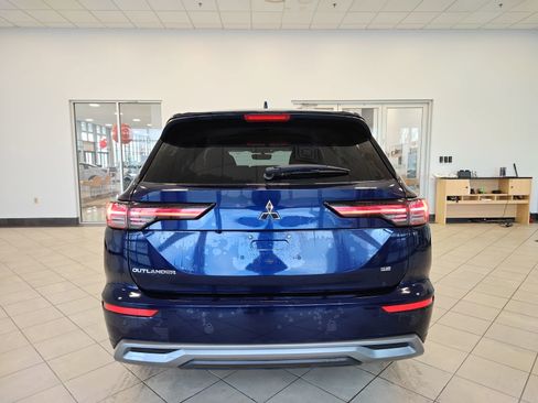 Used 2025 Mitsubishi Outlander SE image 4