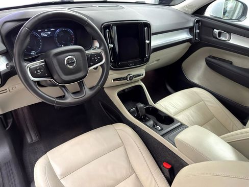 Used 2022 Volvo XC40 T5 Momentum image 29