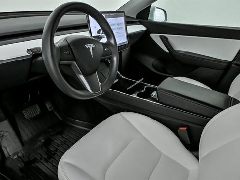 Used 2020 Tesla Model Y Long Range image 16