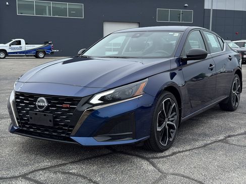 Certified 2024 Nissan Altima 2.5 SR w/ SR Premium Package AWD/4WD image 2