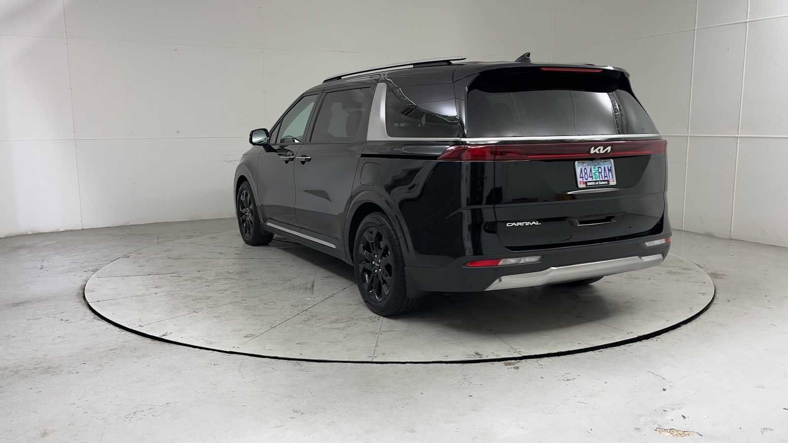 Used 2024 Kia Carnival SX FWD image 3
