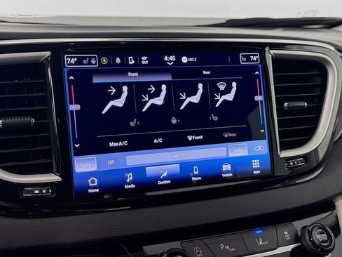 Used 2024 Chrysler Pacifica Touring-L FWD image 19