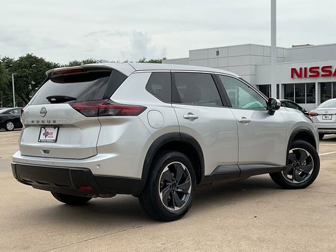 Used 2025 Nissan Rogue SV FWD image 3