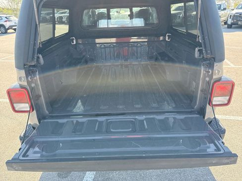 Used 2021 Jeep Gladiator Sport image 20