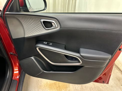 Used 2022 Kia Soul LX image 26