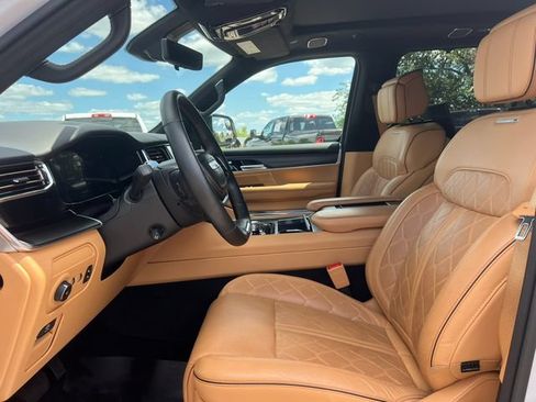 Used 2025 Jeep Grand Wagoneer Series III w/ Rear Seat Video Group 1 AWD/4WD image 3
