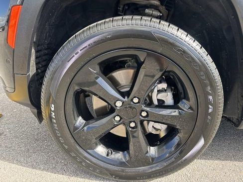 Used 2022 Jeep Grand Cherokee L Limited w/ Luxury Tech Group II image 9