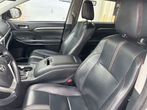 Used 2019 Toyota Highlander SE w/ Nightshade Edition AWD/4WD image 3