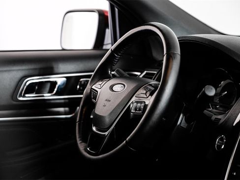 Used 2019 Ford Explorer Limited w/ Class III Trailer Tow Package image 11