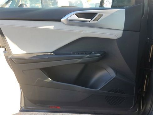 Certified 2025 Volkswagen Taos SE w/ Panoramic Sunroof Package image 30