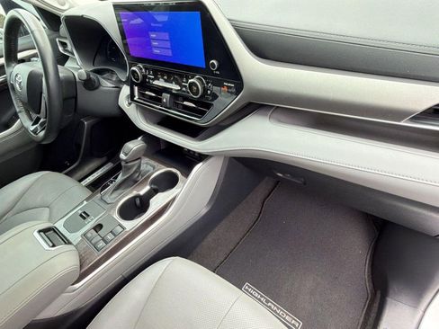 Used 2023 Toyota Highlander Limited FWD image 34