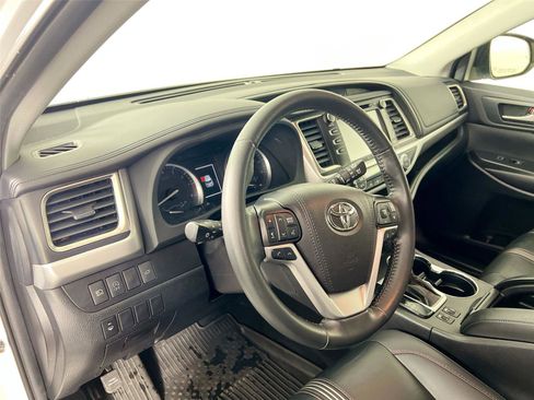 Used 2019 Toyota Highlander SE image 10