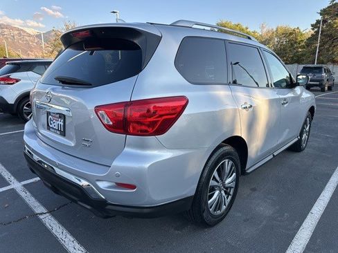 Used 2020 Nissan Pathfinder SV image 3