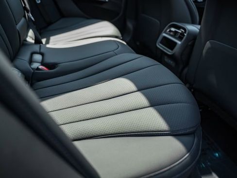 New 2026 Mercedes-Benz E 350 4MATIC Sedan image 32