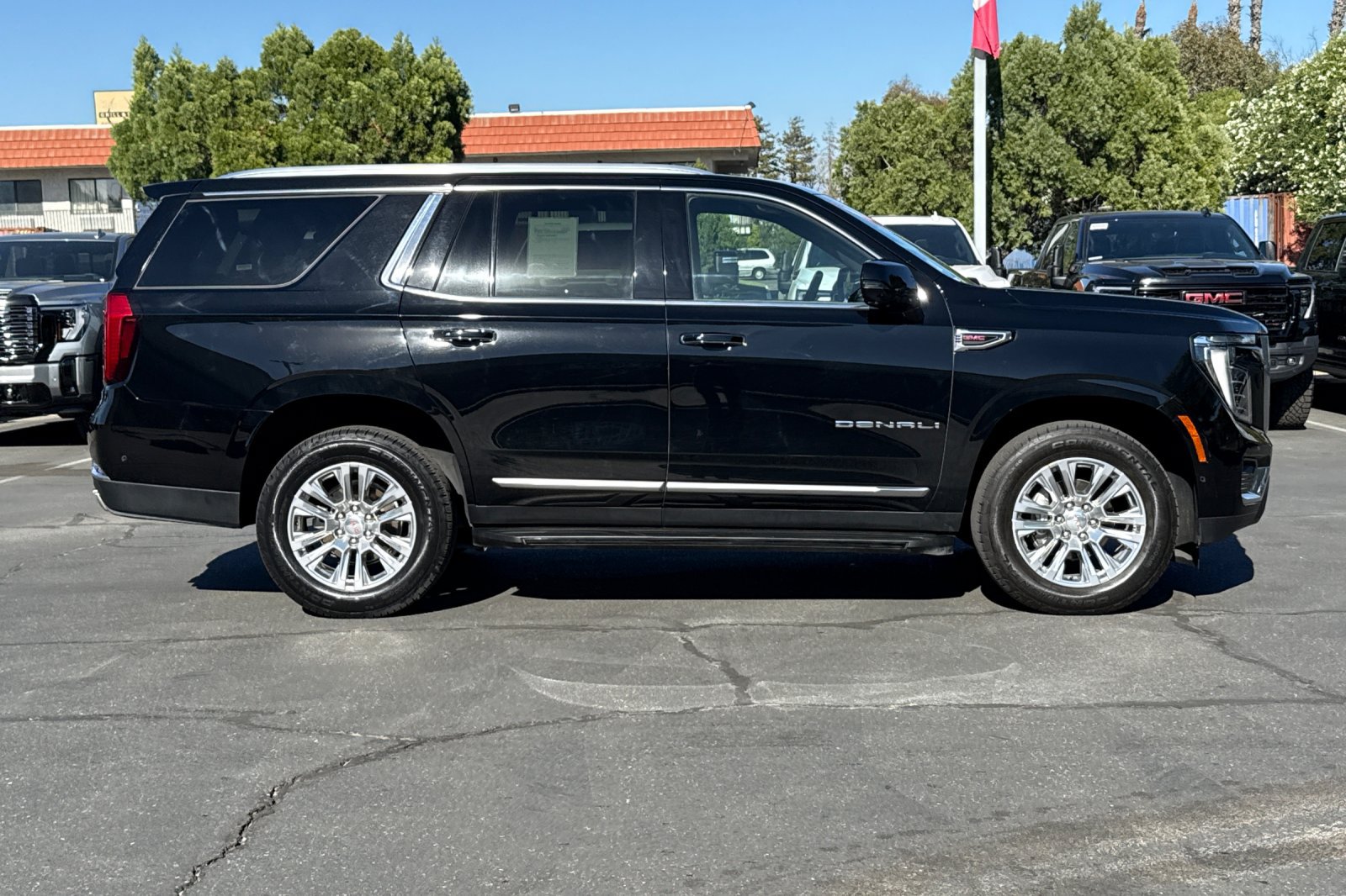 Used 2025 GMC Yukon Denali AWD/4WD image 3