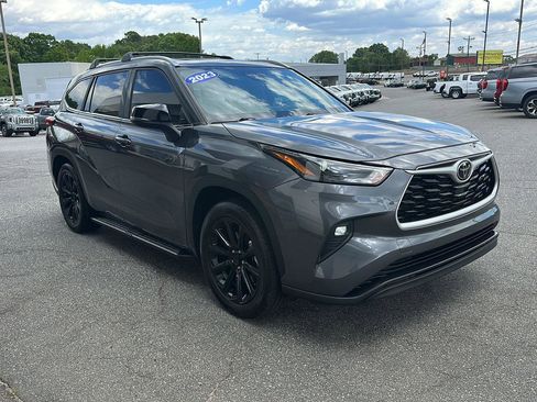 Used 2023 Toyota Highlander XLE FWD image 4