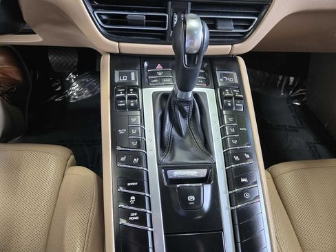 Used 2021 Porsche Macan AWD/4WD image 19