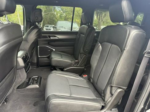 Used 2025 Jeep Wagoneer L Series II AWD/4WD image 7