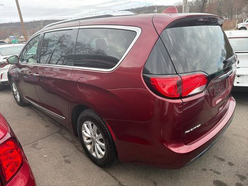 Used 2018 Chrysler Pacifica Touring-L FWD image 12