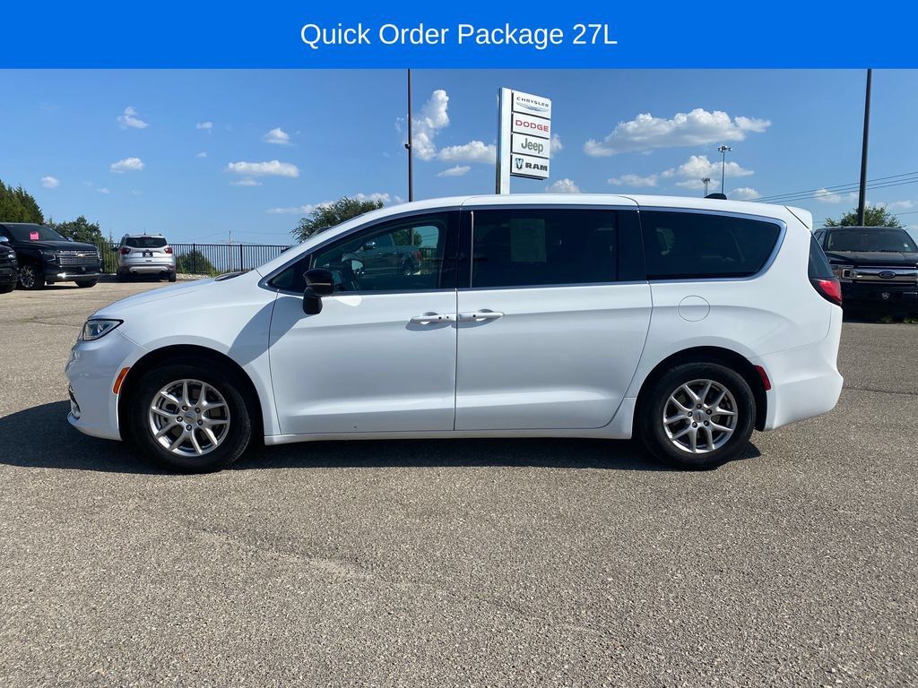Used 2024 Chrysler Pacifica Touring-L FWD image 3